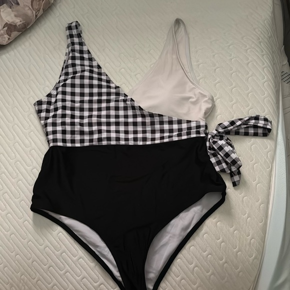 AI'MAGE Color Block Wrap One Piece Swimsuit Size Large - Picture 4 of 4